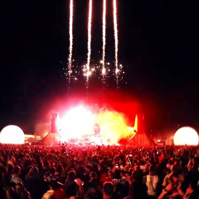 Kombinieren Sie Druck und aufblasbare Objekte aufblasbare Radarkuppeln mit 8 Metern Durchmesser rund um die Radiant Stage des Echelon Festivals in Bad Aibling X-Treme Creations