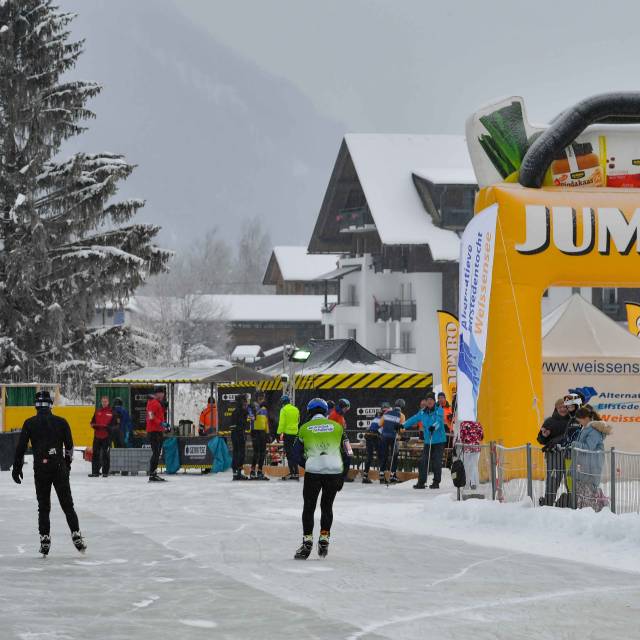 Riesige aufblasbare Bögen Aufblasbarer Bogen Jumbo mit permanentem Außengebläse in Form einer Einkaufstüte beim Weißensee-Eislaufwettbewerb in Österreich X-Treme Creations
