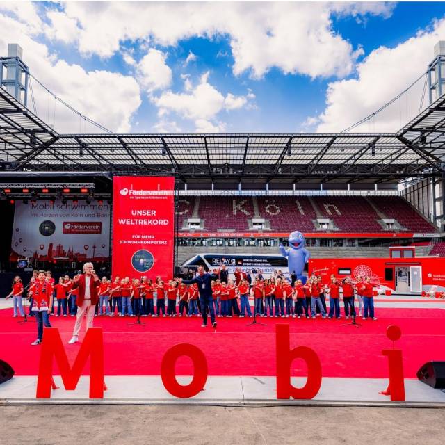 Große aufblasbare Tiere Aufblasbare Wal-Figur im Kölner Fußballstadion mit 17.000 Besuchern, die dank des „Mobi“-Figurenprogramms schwimmen gelernt haben X-Treme Creations