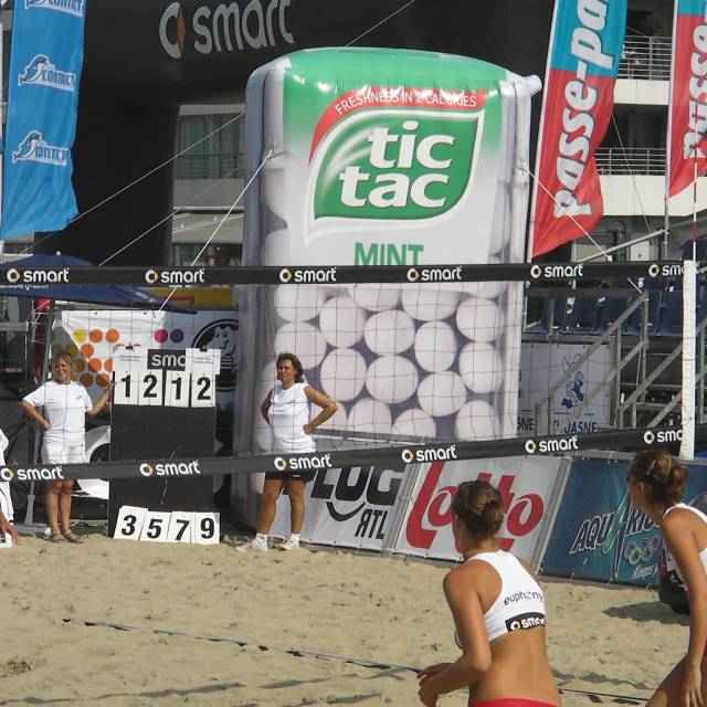Produit géant gonflable boîte gonflable TicTac de 8 m de haut lors d'une Compétition Internationale de Beach Volley dans la ville de Knokke devant le Casino X-Treme Creations