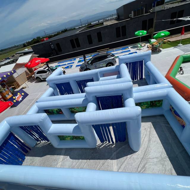 Giant inflatable games opblaasbaar labyrint met verschillende tactiele ervaringen voor rolstoelen ontwikkeld voor Yatouland in Genève X-Treme Creations