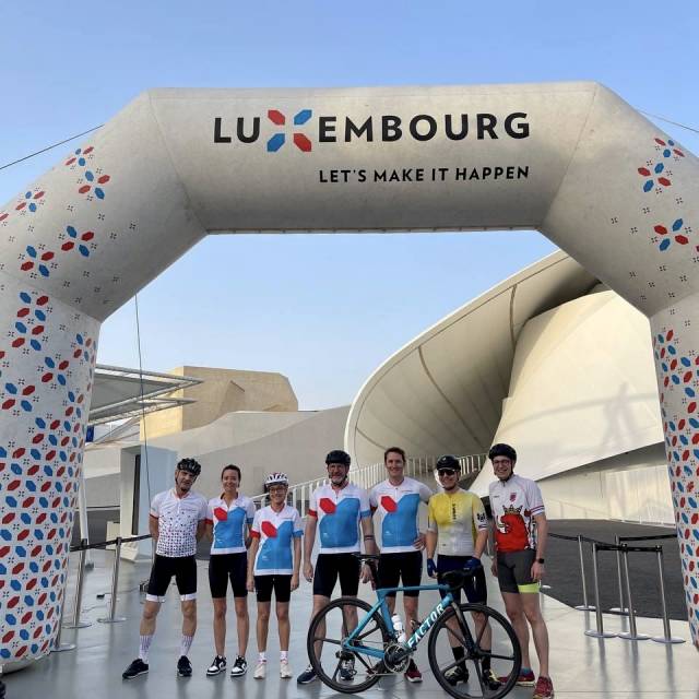 Riesige aufblasbare Bögen Aufblasbarer Bogen Luxemburg Let's Make It Happen mit posierendem Radfahrerteam X-Treme Creations
