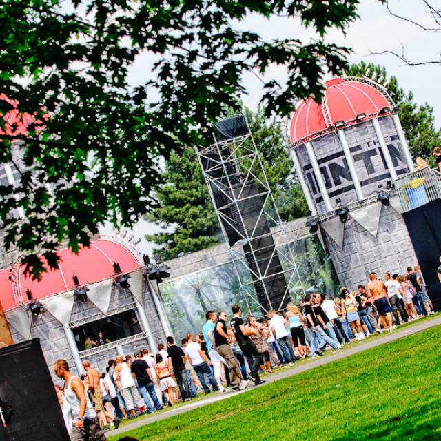 Bannières imprimées en grand format Des bannières en Mesh avec impression couleur en pierre pour compléter la scène principale du temple du festival Qontinent X-Treme Creations