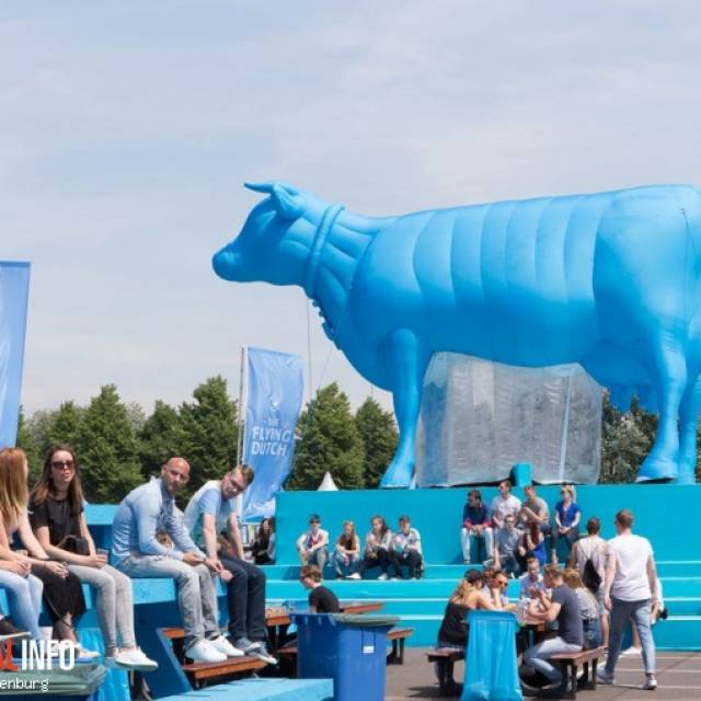 Grands animaux gonflables Vache iconique gonflable installée à Rotterdam pour le Flying Dutch Festival aux Pays-Bas X-Treme Creations