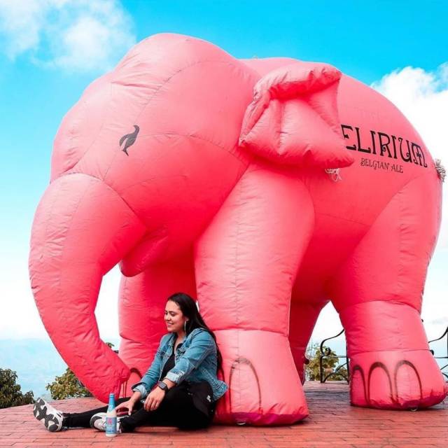 X-Treme Creations Inflatable elephant Delirium 3,2 m long during a moment of happiness