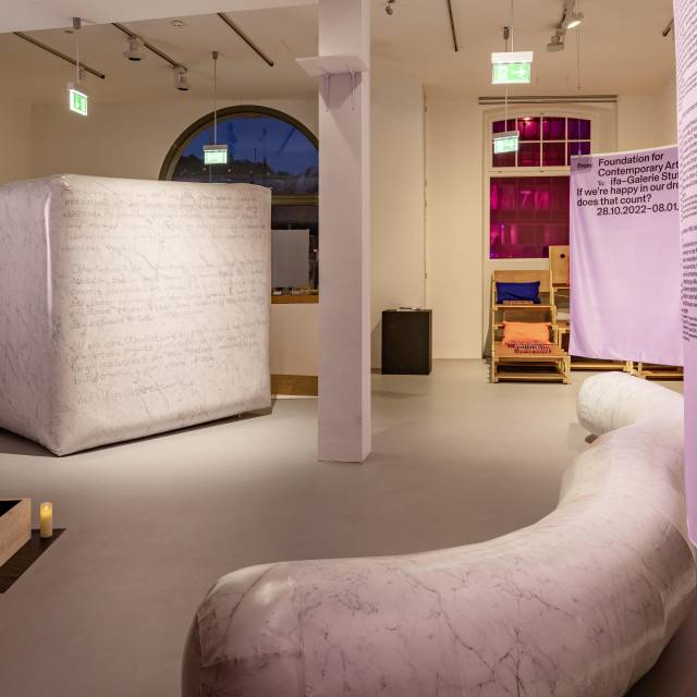 Giant inflatable meubels mobiele luchtdichte opblaasbare kubus en zetels als meubel voor stichting IFA die kunst toegankelijk maakt in ontwikkelingslanden X-Treme Creations