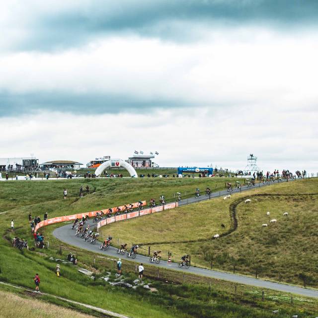 Riesige aufblasbare Bögen Aufblasbarer Cyclocross-Radrennfahrer der niederländischen Meisterschaft Race Arches in Rucphen für Simac – Überblick aus der Ferne X-Treme Creations