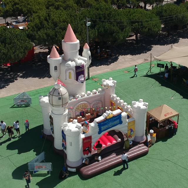 Giant inflatable games opblaasbaar op maat gemaakt springkussen voor volwassenen in de vorm van het Disenchantment-kasteel een komische serie geproduceerd door Netflix en ontworpen door Matt Groening in actie tijdens het Comic Con-festival in de stad Oeiras nabij Lissabon  X-Treme Creations