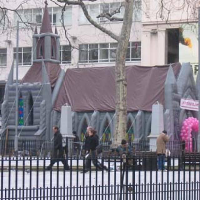 Riesige aufblasbare Zelte 12 m lange und 10 m hohe aufblasbare Kirche auf dem Leicester Square im Zentrum von London während der Premiere des Jarhead-Films X-Treme Creations
