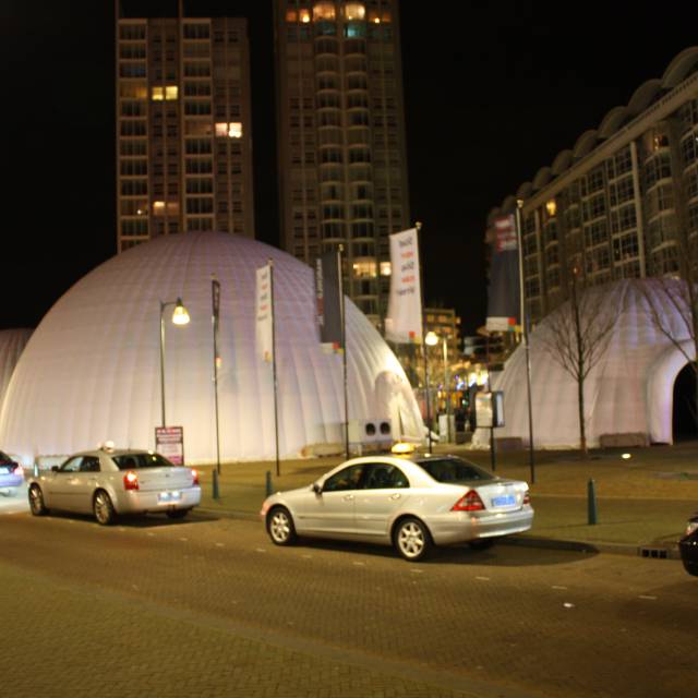 Giant inflatable standen Opblaasbare koepels van 14 en 16 en 22 meter diameter die dienst kunnen doen als pop-up restaurant of verkooppunt in de stad Scheveningen X-Treme Creations
