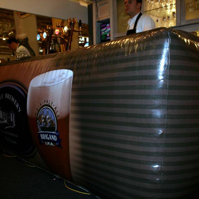 Giant inflatable meubels Opblaasbare barhoes voor de bierpompen met branding voor Kasteelbier tijdens Horeca Expo in Gent X-Treme Creations
