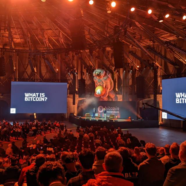 Riesige aufblasbare Maskottchen und Figuren Aufgeblasener Astronaut, der während des Bitcoin-Kongresses in Amsterdam über der Bühne hängt X-Treme Creations