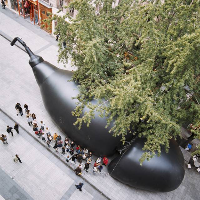 Giant inflatable Skydancer Opblaasbaar kunstwerk Garçon Sauvage van kunstenares Natacha Megard met ontroerend verhaal tijdens de Biënnale in de stad Lyon X-Treme Creations