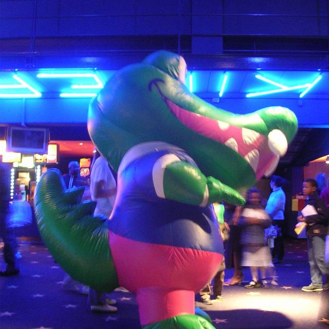 Giant inflatable costumes and walkers inflatable walker crocodile 2,4 m high during sampling in Kinepolis Brussels X-Treme Creations