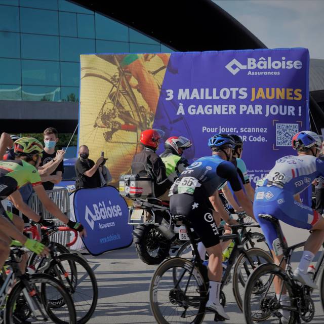 Giant inflatable wanden Opblaasbare Wall Baloise met uitneembare digitaal bedrukte banners tijdens de Ronde van Luxemburg wielerwedstrijd X-Treme Creations