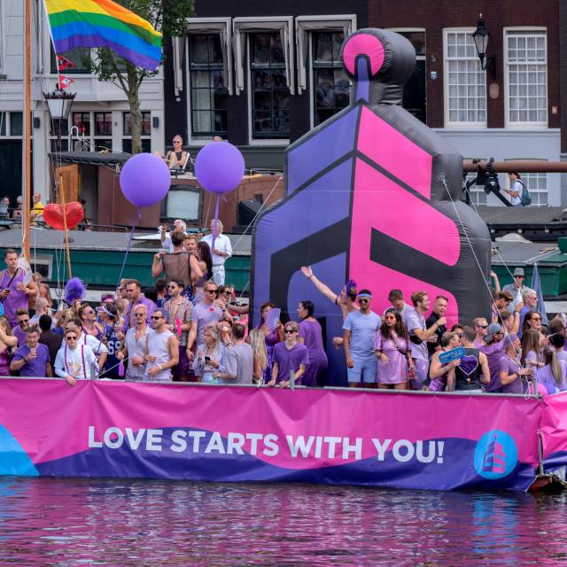 Giant inflatable logo’s opblaasbaar GS Estate logo in 2D beide zijden identiek op een boot tijdens de Canal Parade in Amsterdam voor de klant Gayprideboothuren  X-Treme Creations