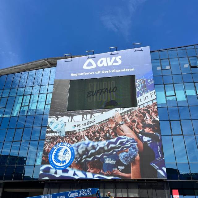 2D print in elk formaat full color digitaal bedrukte banner gemonteerd op frame stadion voetbalclub KAA Gent ingang D met LED-scherm in het midden X-Treme Creations