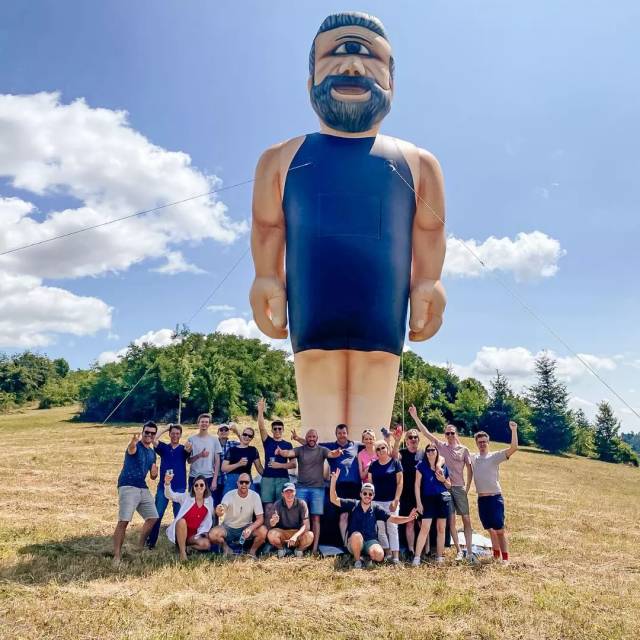 X-Treme Creations inflatable character Médar following the artist Jan Hoet cylops of the ehibition Over the Edges in 2000 with team and customers of Adrem Kitchens