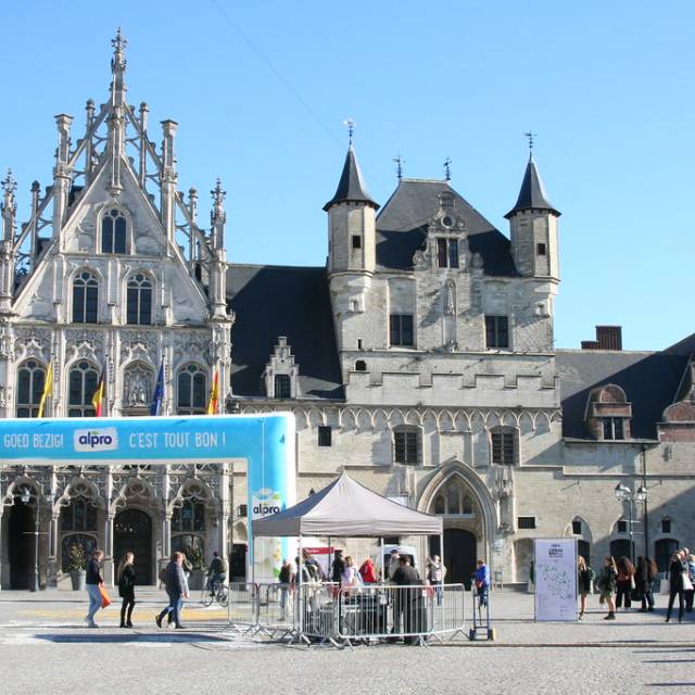 Giant inflatable bogen Opblaasbare 90° boog Alpro van 14 m breed en 7 meter hoog tijdens sampling animatie en mix middeleeuwse gebouwen en opblaasbare techniek in Mechelen Speelstad X-Treme Creations