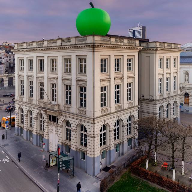 X-Treme Creations Winning of the nicest Magritte apple picture competition made Eric Ostermann