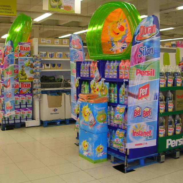 Panneaux publicitaires imprimés en grand format petite piscine gonflable Dixan combinée à un drapeau dynamique pour les produits de lavage et de nettoyage Henkel comme Persil, Per, Bref et Instanet en magasin X-Treme Creations