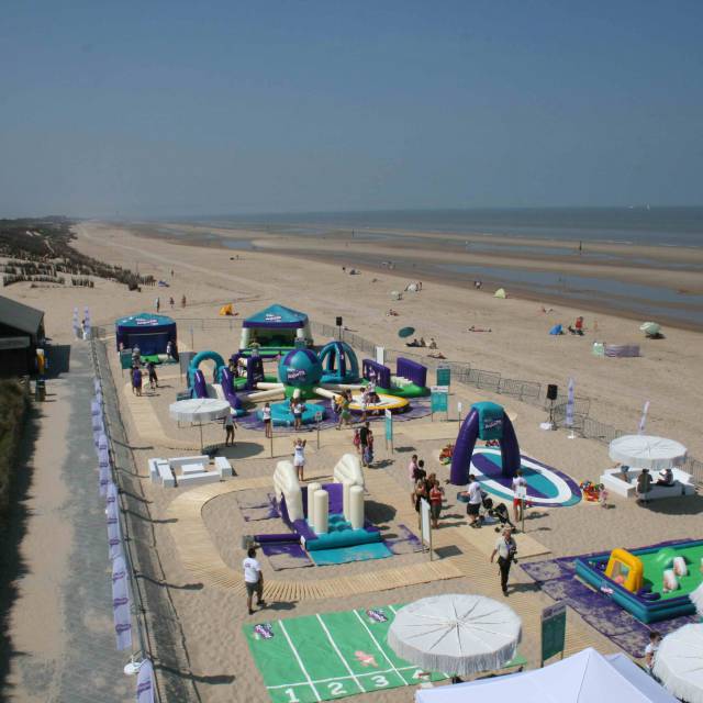 Giant inflatable games luchtfoto van een volledig opblaasbaar speeldorp Pampers voor Procter and Gamble ter verbetering van de psychomotorische therapie aan de Belgische kust geïnstalleerd door het bureau We Make You Happy X-Treme Creations