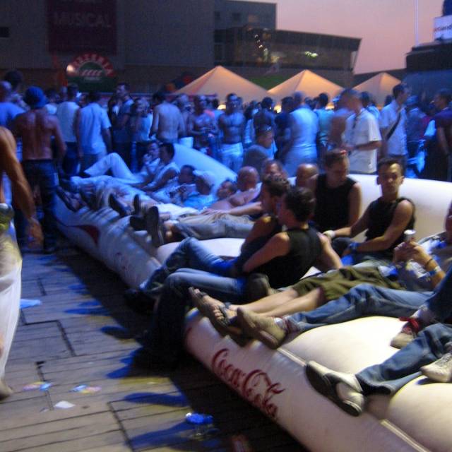 Giant inflatable meubels Opblaasbare touringcar Coca-Cola Nightlife van 10 meter lengte met interne verlichting tijdens een festival X-Treme Creations