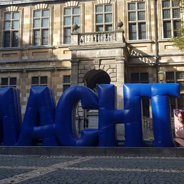 Citymarketing Gigantische opblaasobjecten Gigantische opblaasbare letters van 3 meter hoog van het woord 'Macht', Antwerpen X-Treme Creations