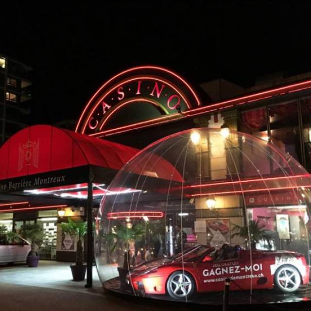 Ein transparenter Blickfänger für Ihre Veranstaltung! Aufblasbarer transparenter PVC-Showglobus mit einem roten Ferrari darin vor dem Casino Barrière in der Stadt Montreuil X-Treme Creations