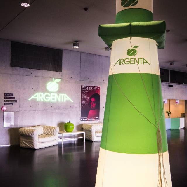 Aufblasbare Säule Aufblasbare konische Säule von 3 Meter Höhe mit Innenbeleuchtung als mobiler Leuchtturm für die Bank Argenta X-Treme Creations