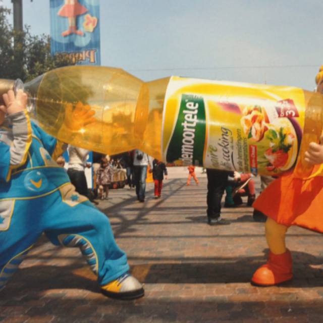 Agrandissement de produits gonflables miniatures à air captif Bouteille d'huile gonflable hermétique Vandemoortele tenue par les personnages du Studio 100 lors d'un défilé à Plopsaland X-Treme Creations