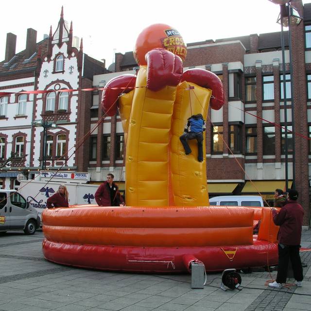 Giant inflatable games opblaasbare klimtoren McCain in de vorm van French Fries met tomatenketchup X-Treme Creations