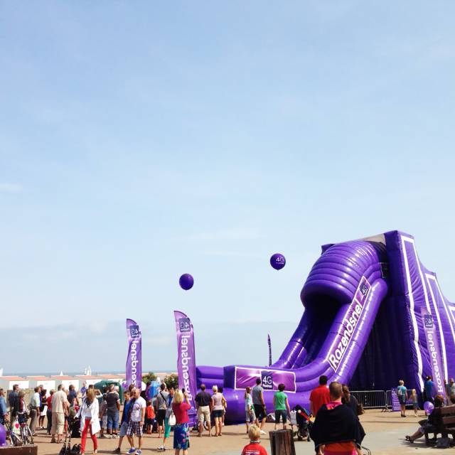 Jeux gonflables géants Toboggan gonflable sur mesure de 10 m de haut et pesant 1400 kg avec marches d'escalade de marque Proximus fabriqué pour l'agence Demonstr8 X-Treme Creations