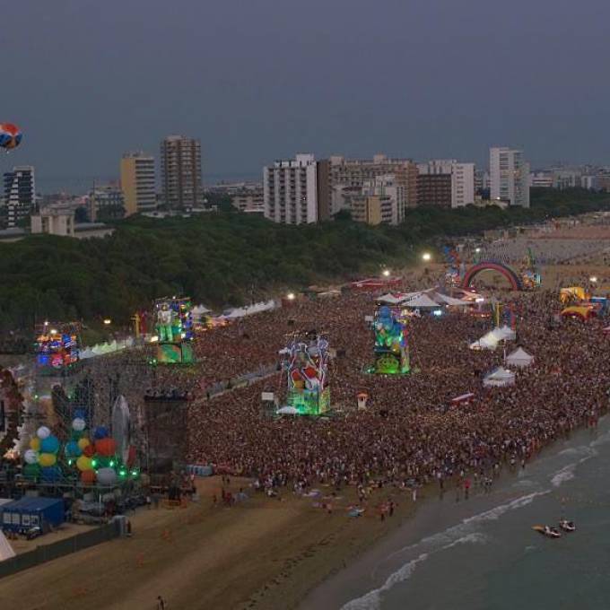 Gonflables géants comme matériel de promotion | X-Treme Creations Jova Beach Party Lignano vue du ciel Events  & Festivals  & Artistiques  &  Jovanotti Soup2Nuts / Gio Forma X-Treme Creations
