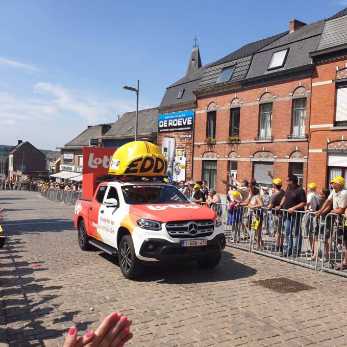 Groot opblaasbaar promotiemateriaal | X-Treme Creations opblaasbaar Eddy Merckx petje met logo op de zijkant , tijdens de wedstrijd in Belgie , in opdracht van De Nationale Lotterij  Events  & Festivals  & Bedrijfsidentiteit  & Merkactivatie  & Promotie- en gadgetmateriaal  &  Lotto E-Demonstrations X-Treme Creations