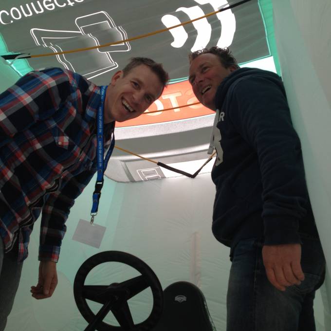 Gonflables géants comme matériel de promotion | X-Treme Creations 2 hommes souriant sous une bannière avec un kart La renommée de la marque Bosch Da Vinci Events X-Treme Creations