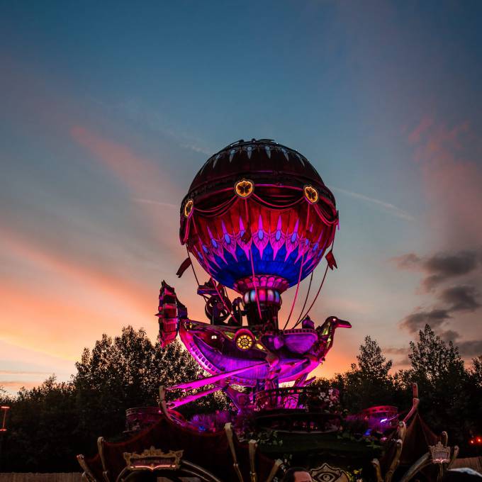 Groot opblaasbaar promotiemateriaal | X-Treme Creations Opblaasbaar luchtschip op het Tomorrowland Festival bij zonsondergang Festivals  & Events  &  ID&T Tomorrowland X-Treme Creations