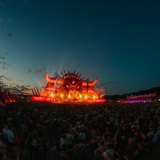 Matériel promotionnel gonflable de grande taille | X-Treme Creations scène animée nocturne en forme de tête de taureau de 45 m de large avec des cornes gonflables, avec DJ Angerfist, Dr Peacock et Brennan Heart devant une foule immense venue de loin Evènements  & Festivals  & Art et Design  &  Airbeat One Full Scope X-Treme Creations