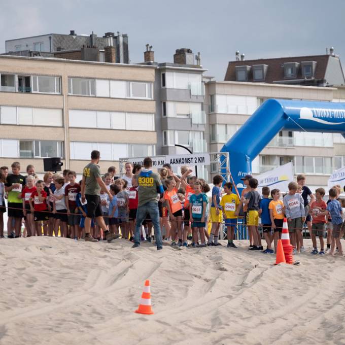 Gonflables géants comme matériel de promotion | X-Treme Creations Arche gonflable pour Knokke-Heist à côté des enfants sportifs sur la plage Events  & Festivals  & Artistiques  &  X-Treme Creations
