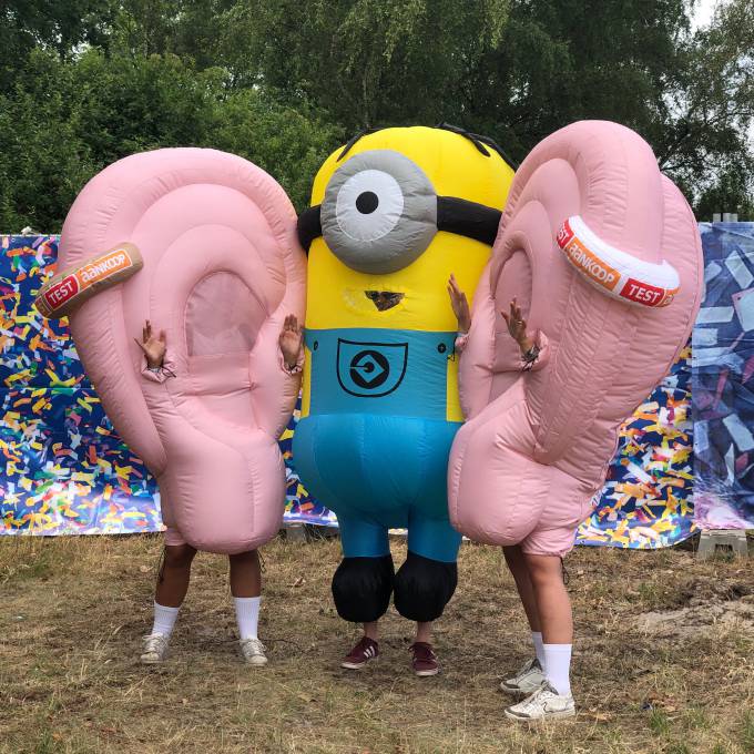 Large inflatable promotional material | X-Treme Creations Gigantic inflatable ears next to a despicable me minion walker Events  & Fairs  & Festivals  & Corporate branding  & Brand activation  &  Test Aankoop Butik Agency X-Treme Creations