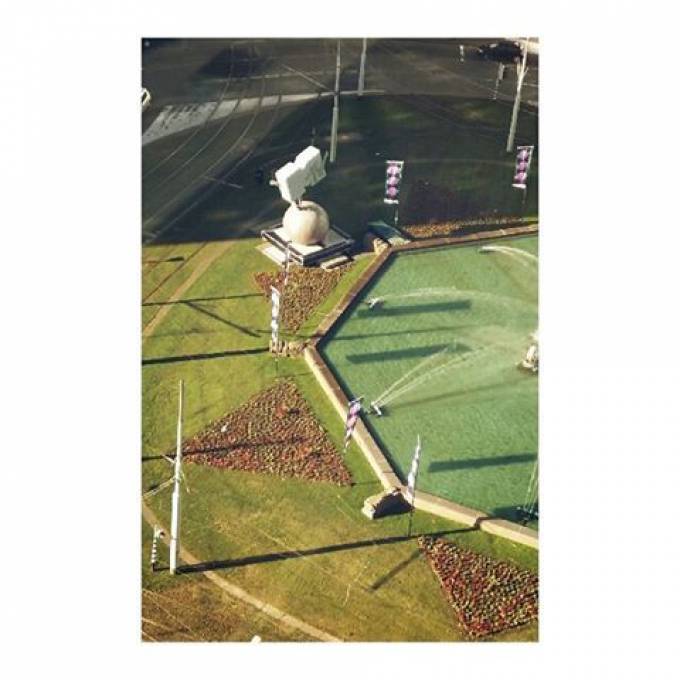 Gonflables géants comme matériel de promotion | X-Treme Creations Vue aérienne arrière du MTV Globe à côté de la fontaine sur la pelouse Events  & La renommée de la marque  &  VKN Projecten X-Treme Creations