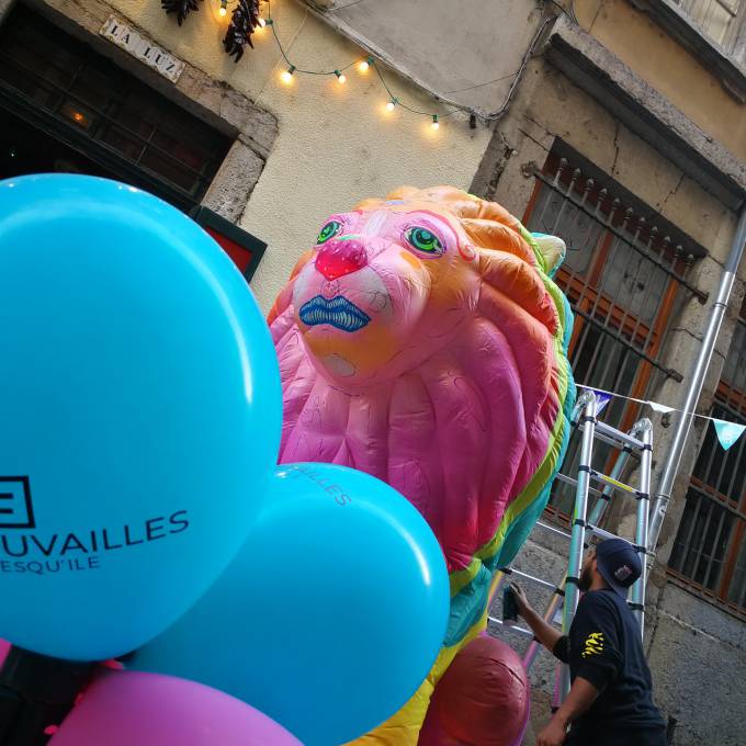 Groot opblaasbaar promotiemateriaal | X-Treme Creations Opblaasbare leeuw die wordt geverfd door een kunstenaar met ballonnen op de voorgrond Events  & Festivals  & Kunst en design  &  X-Treme Creations