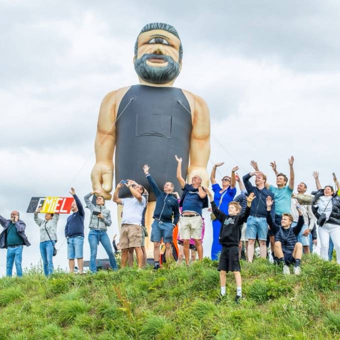Large inflatable promotional material | X-Treme Creations inflatable Greek giant with one eye on a guerilla trip for Adrem Kitchens during Tour de France Events  & Art and Design  & Corporate branding  &  Adrem Keukens X-Treme Creations
