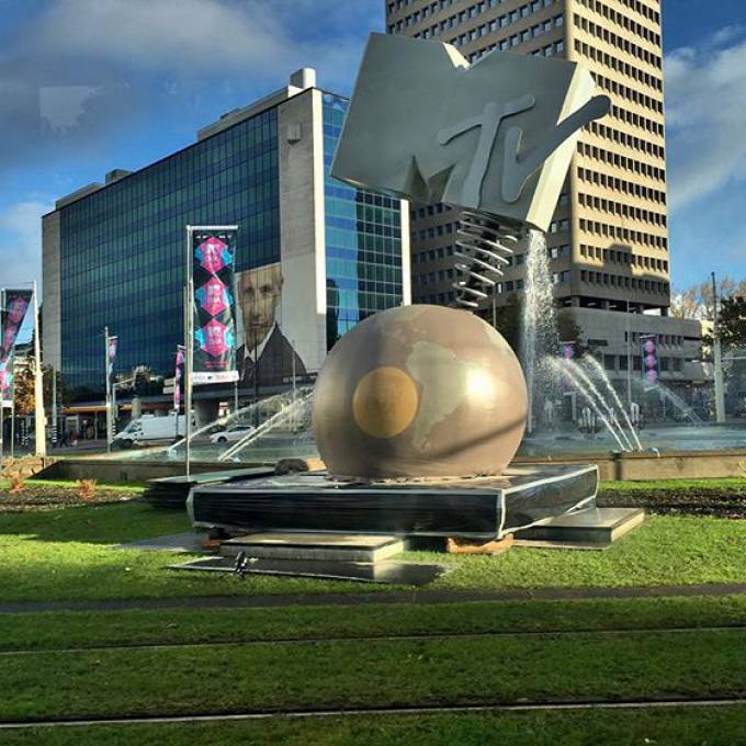 Groot opblaasbaar promotiemateriaal | X-Treme Creations MTV Globe met tramsporen op voorgrond voor fontein met 2 gebouwen op achtergrond  Events  & Merkactivatie  &  VKN Projecten X-Treme Creations