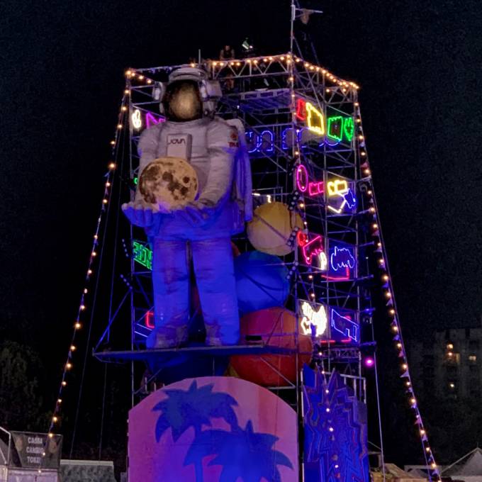 Gonflables géants comme matériel de promotion | X-Treme Creations Jova Beach Party Astronaute avec éclairage Events  & Festivals  & Artistiques  &  Jovanotti Soup2Nuts / Gio Forma X-Treme Creations