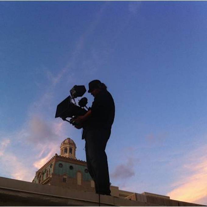 Groot opblaasbaar promotiemateriaal | X-Treme Creations Onderaanzicht van cameraman met camera op de rand van flatgebouw in Miami Kunst en design  & Promotie- en gadgetmateriaal  &  Caviar for AIR for Mobistar Tanker - Art direction, production design & props X-Treme Creations