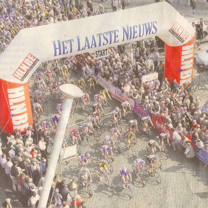 Inflatables in the media Newspaper Het Laatste Nieuws inflatable arcade, cyclist courses, start arch, finish arch article press X-Treme Creations