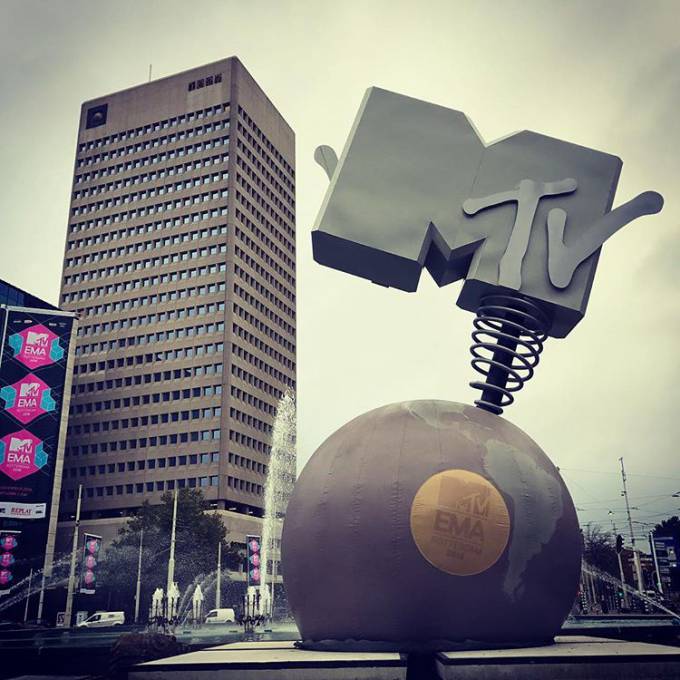 Groot opblaasbaar promotiemateriaal | X-Treme Creations Opblaasbare MTV Globe onderaanzicht met hoog gebouw op achtergrond Events  & Merkactivatie  &  VKN Projecten X-Treme Creations