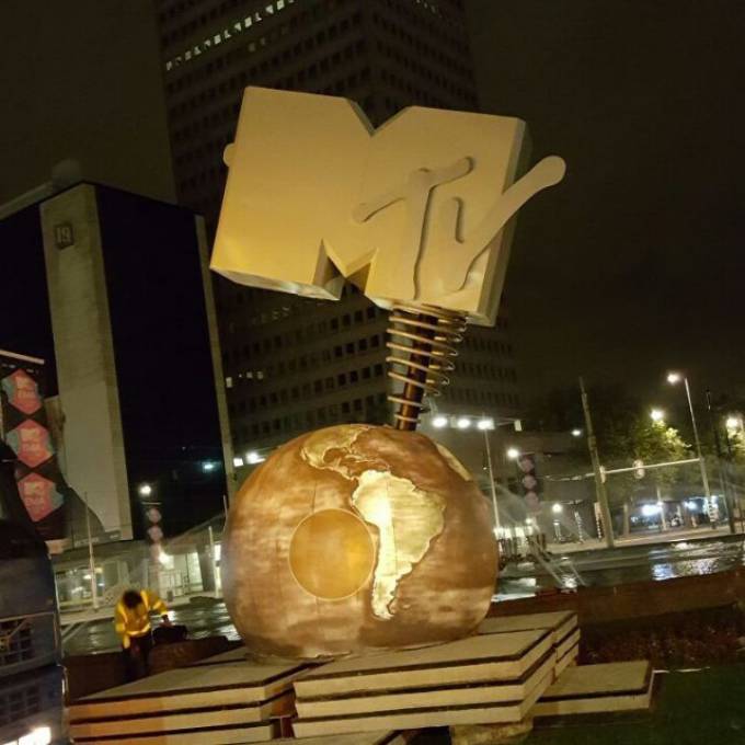 Gonflables géants comme matériel de promotion | X-Treme Creations Globe MTV illuminé la nuit devant la fontaine avec 2 bâtiments en arrière-plan Events  & La renommée de la marque  &  VKN Projecten X-Treme Creations