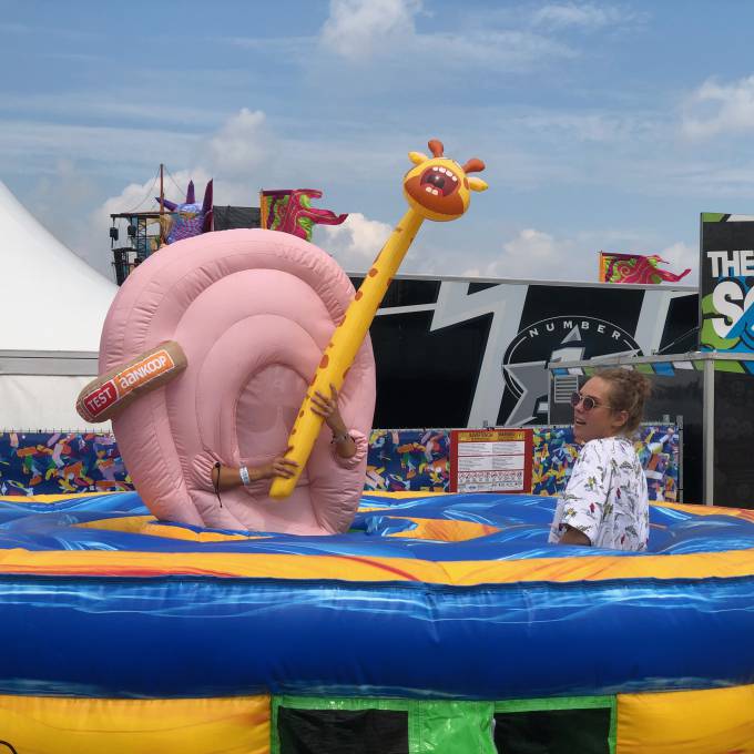 Groot opblaasbaar promotiemateriaal | X-Treme Creations Gigantische inflatable oor walker van 2,5 meter die een spel speelt tijdens festival  Events  & Beurzen  & Festivals  & Bedrijfsidentiteit  & Merkactivatie  &  Test Aankoop Butik Agency X-Treme Creations